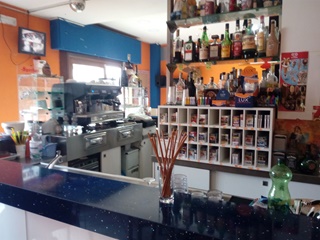 Caffetteria con area attrezzata