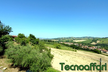 Terracielo bifamiliare immerso nella natura con vista panoramica e ampi spazi esterni