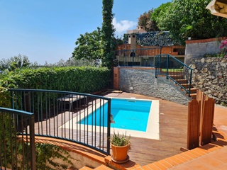 Villetta con spazio esterno con piscina, vista mare e box