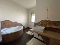 bagno-con-doccia-e-vasca