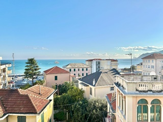 Trilocale ristrutturato con totale vista mare