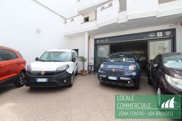 Stabile su due livelli in centro