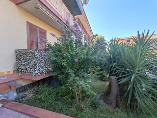 Appartamento con giardinetto e garage