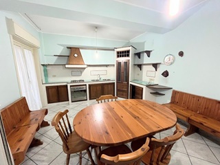 Ampio appartamento di vani tre e mezzo con garage doppio