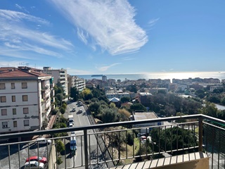 Ampio monolocale con terrazzo vista mare