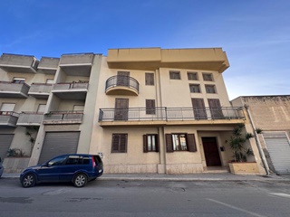 Immobile indipendente a due piani con garage in vendita a c.s. erice