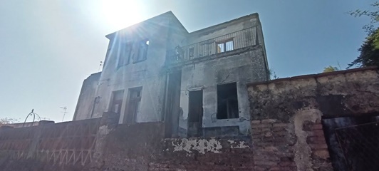 Casale con terreno edificabile