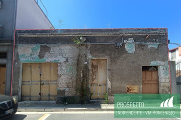 Casa da demolire con ampio cortile in zona strategica