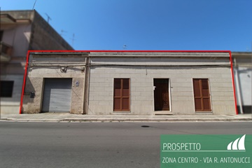 Casa indipendente con grande giardino e garage in centro