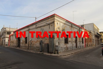 Intero stabile  piano terra da ristrutturare zona centro